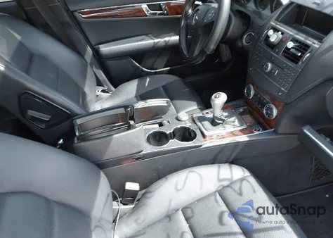 2010 Mercedes-Benz C 300 Luxury 4Matic/Sport 4Matic z USA, uszkodzony, nr VIN WDDGF8BB6AR105574